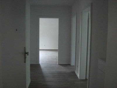 von Privat-Geschmackvolle Dachgeschosswohnung mit drei Zimmern sowie Loggia und EBK in HH-Neugraben