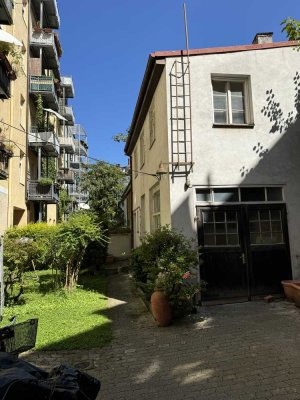 Komplettes denkmalgeschütztes Hinterhaus mit Werkstatt und Wohnung (nur teilgewerblich)