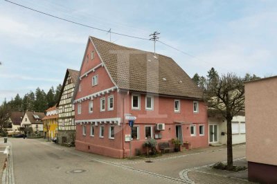 Denkmalgeschützes Wohn- und Geschäftshaus im Ortskern von Großglattbach