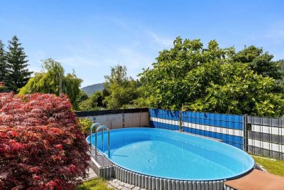 Eleganz trifft Lage: Zweifamilienhaus mit Pool & Panoramablick aufs Schloss
