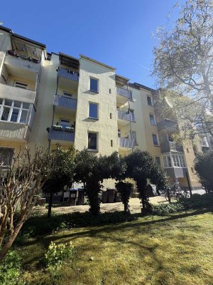 Charmante vermietete Altbauwohnung mit Balkon und Steigerungspotenzial!