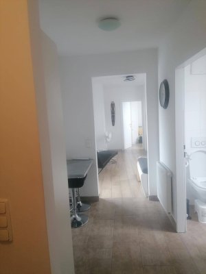 Sonnige Dachwohnung mit Einbauküche