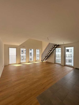 Galerie-Maisonette mit hellem Wohnbereich und moderner Küche in Frankfurt