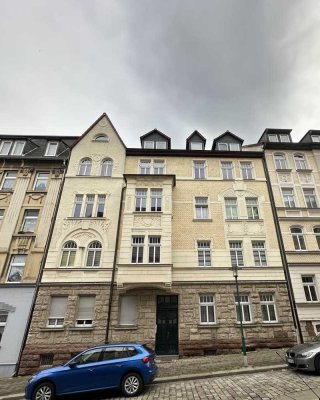 Schöne helle zwei Raumwohnung mit Balkon