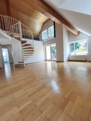 Großzügige Galeriewohnung mit Waldblick – 2 TG-Stellplätze – Provisionsfrei