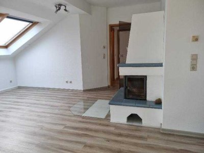 Gepflegte Dachgeschosswohnung mit drei Zimmern und Balkon in Oberderdingen
