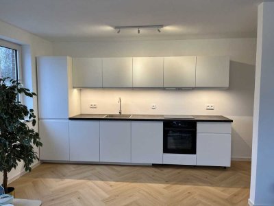 Sanierte & möblierte 2-Zimmer-Wohnung mit Balkon in zentraler Lage (U3 Uhlandstraße)