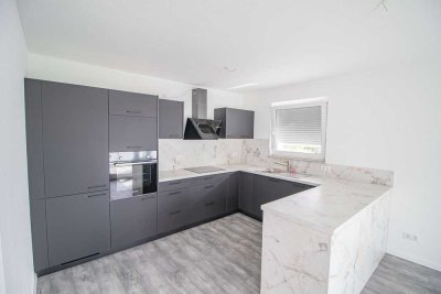 Moderne 3-Zimmer Wohnung mit Einbauküche, Balkon und Garage - Neubau von 2023
