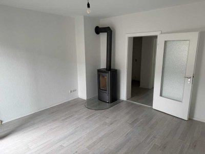 Helle möblierte 2,5 Zimmer-Wohnung in zentraler Lage mit Balkon
