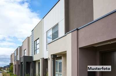 2-Familienhaus mit Carport und Nebengelass