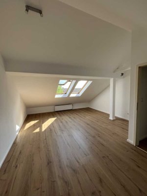 Charmante, renovierte 2-Zimmer-DG-Wohnung in Heide