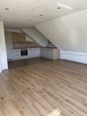 Moderne 4‑Zimmer Dachgeschosswohnung mit Balkon in Wiesenbronn