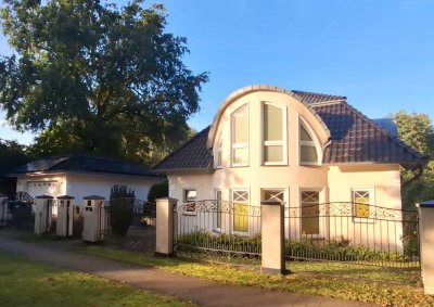 Luxuriöse Villa auf 3000 qm Parkgrundstück mit Doppelgarage,  beh. überdachten Pool, Sauna v. Klafs