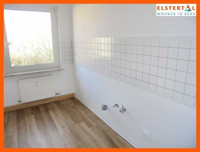 Helle Räume // Küche mit Fenster // gute Infrastruktur //  Wohnzimmer mit Südbalkon