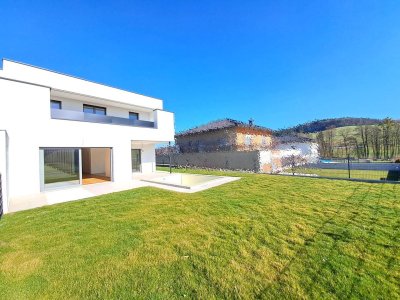 Exklusive Doppelhaushälfte mit Pool, Garten u. Garage