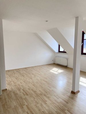 * Einbauküche möglich * Geräumige 3-Zimmer-Dachgeschosswohnung mit Balkon und Stellplatz