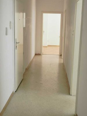 Gepflegte 3-Zimmer-Wohnung mit Balkon und EBK (ablösbar) in Augsburg / WG geeignet