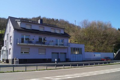 Attraktive und modernisierte 3-Raum-DG-Wohnung mit geh. Innenausstattung mit Balkon und EBK