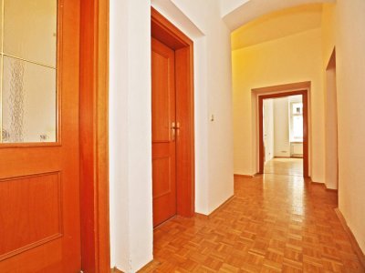 Gut aufgeteilte 3 Zimmer Altbauwohnung in ruhiger Seitenstraße Nähe Finanzamt Graz - alle Zimmer extra begehbar.
