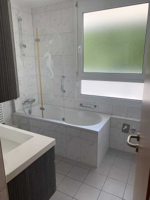 Stilvolle, modernisierte 3,5-Raum-Wohnung mit Einbauküche in Stuttgart