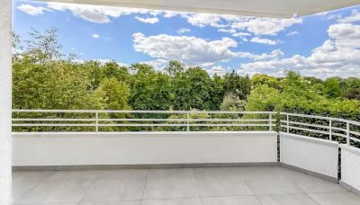 Möblierte 2,5-Zimmer-Wohnung mit Parkblick & Südbalkon