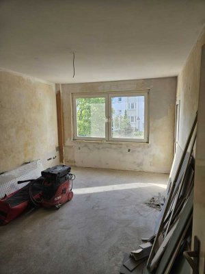 Stilvoll sanierte 2-Raum-Wohnung mit Loggia und Einbauküche in Düsseldorf