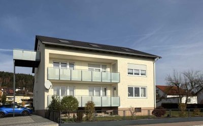 „Modernisiertes Dreifamilienhaus in Schwandorf – Perfekt für Kapitalanleger und Familien!“