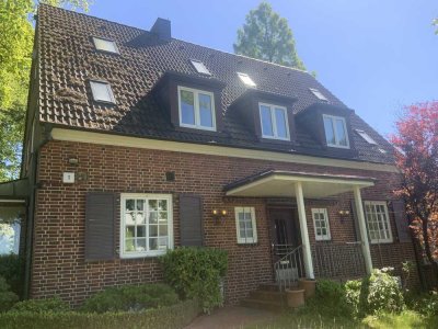 Modernisierte Wohnung mit fünf Zimmern, Einbauküche und eigenem Eingangsbereich