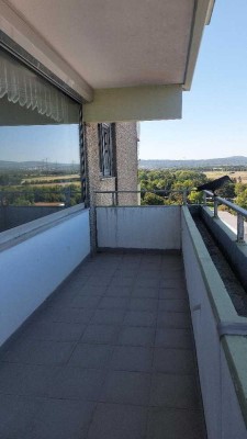HATTERSHEIM: Sehr schöne 1-Zi.-Single-Wohnung mit Laminat, Balkon u. EBK
