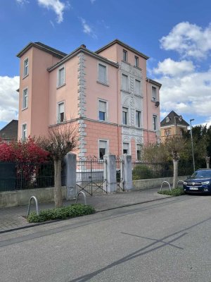 Riesige 5 Zimmerwohnung mit Freisitz in historischem Haus