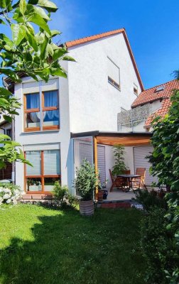 Zweifamilien-Reiheneckhaus in begehrter Lage