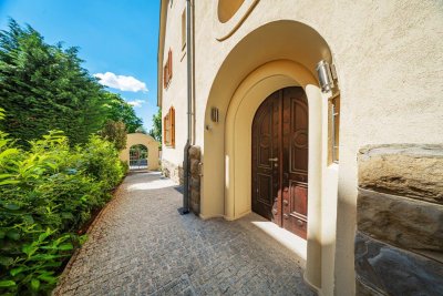 Exklusive Villa mit Garten und Parkblick