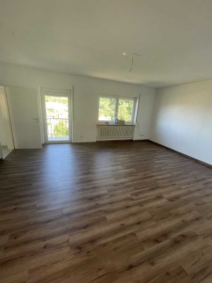 Schöne 4-Zimmer-Wohnung mit Balkon und EBK in Lohnsfeld