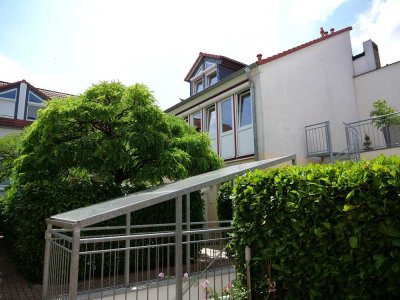 Freigestellte Komfortwohnung, 2 Bäder, 2 Terrassen, eigener Garten, sep. Eingang, Tiefgarage, Keller