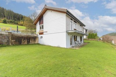 Wohnhaus mit Balkon und Garten + kleiner Werkstatt + 2 Garagen und 2 Stellplätzen