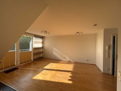 Lintorf, hochwertige 2 Zimmer-Dachgeschoss-Wohnung mit Balkon