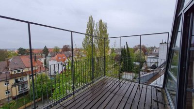 Sie suchen eine besondere Dachgeschoss-Altbau-Wohnung mit Blick über Augsburg bis in die Berge?