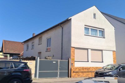 Büttelborn / Klein-Gerau, geräumiges 1-2 Familienhaus mit großer Scheune und Pferdekoppel