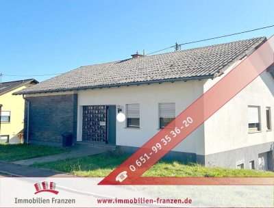 Konz-Niedermennig: Ebenerdiges Wohnen mit zusätzlichem Komfort: Haus mit Keller, Balkon und Garten!
