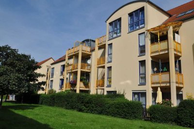 Dachgeschoss - bezugsfreie, ruhige 3-Raum-Wohnung zentral und  im Grünen