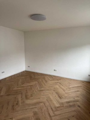1 Zimmer - komplett renoviert - Erstbezug