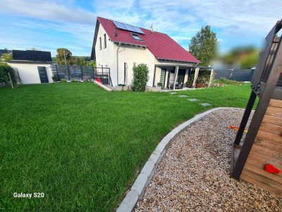 Modernes EFH (Effizienzhaus 55, Baujahr 2020) mit großem Grundstück, Terrasse und Garage von Privat