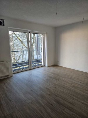 Erstbezug nach Kernsanierung: Helle 3-Zimmer-Wohnung in Mehrfamilienhaus (Grunderneuert)