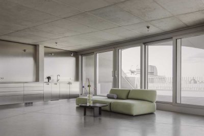 Penthouse von Brandlhuber+ Muck Petzet mit Beton- & Edelstahlakzenten, Dachterrasse & TIefgarage