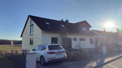 Von Privat:  freistehendes Zweifamilienhaus am Ortsrand – nachhaltig und hochwertig renoviert