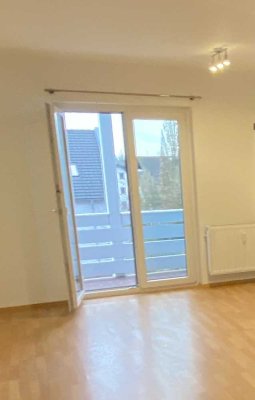 Renovierte 1-Zimmer Whg mit Balkon u EBK Nähe TH