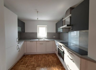 Bestlage-nahe Stadtzentrum, sanierte 2ZI mit großem Balkon,Klimaanlage,Carport