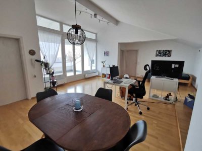 Wunderschöne DG-Wohnung mit Terrasse und in bester Lage