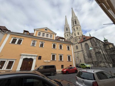 Besondere, hochwertig möblierte 2-Raumwohnung in historischem Haus, direkt an der Peterskirche!