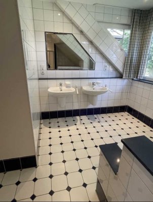 Großzügige 4-Zimmer-Wohnung mit Einbauküche und 2 Bädern – 165 m² Wohnflächen